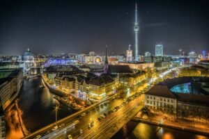 Pacchetto Tour Germania – panorama urbano di Frankfurt con grattacieli moderni
