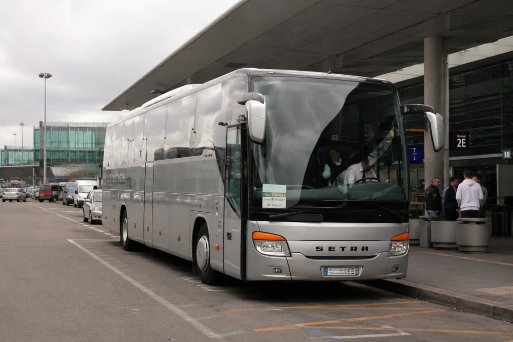 Private transfer service in Italy with a luxury chauffeur-driven vehicle for travelers