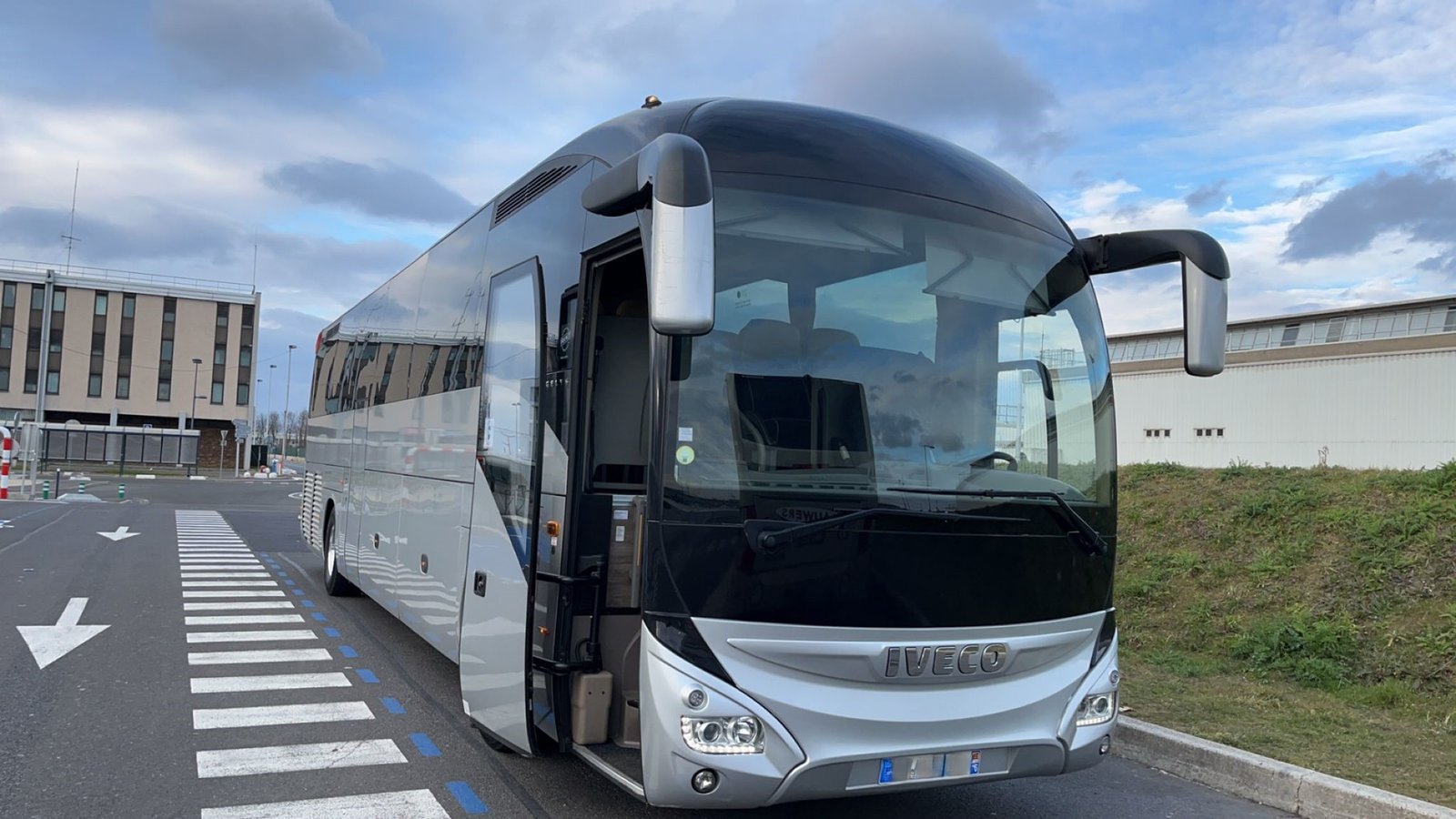 Vervoer van sportteams in Europa met een touringcar voor spelers, trainers en stafleden.
